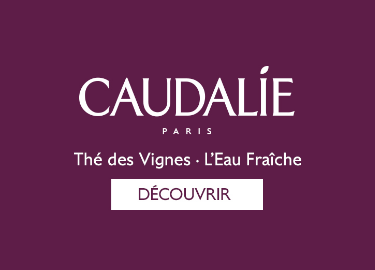 Une femme allongé avec un produit Caudalie Thé des vignes - Eau Fraiche à la main